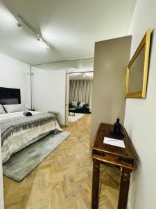 Ένα ή περισσότερα κρεβάτια σε δωμάτιο στο Chic at One Rosebank