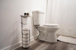 a bathroom with a toilet with a roll of toilet paper at Buckeye Lake Getaway in Thornville +35 photos