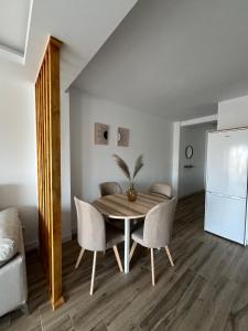una sala da pranzo con tavolo e sedie di Apartamento Marina Centro a Ronda Altre 14 foto