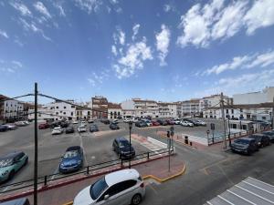 un parcheggio con auto parcheggiate in città di Apartamento Marina Centro a Ronda