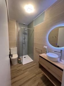 un bagno con doccia, WC e lavandino di Apartamento Marina Centro a Ronda