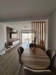 un soggiorno con tavolo e sedie in legno di Apartamento Marina Centro a Ronda