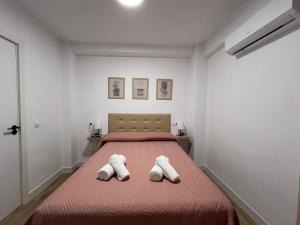una camera da letto con un letto con due asciugamani sopra di Apartamento Marina Centro a Ronda