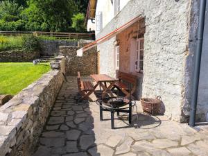 a picnic table and a chair next to a building at Rodinná chalupa in Zdíkov