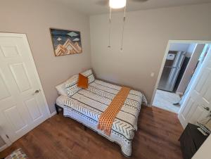 Ένα ή περισσότερα κρεβάτια σε δωμάτιο στο 2 BR Quaint Private Bungalow NR Downtown & Beaches