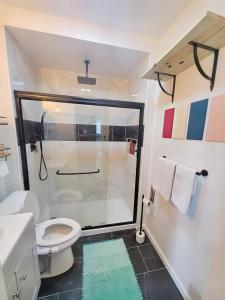 Ένα μπάνιο στο 2 BR Quaint Private Bungalow NR Downtown & Beaches