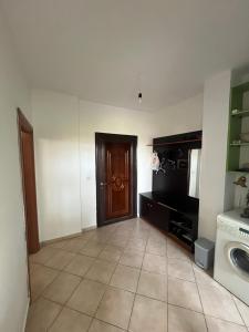 eine Waschküche mit Tür und Waschmaschine in der Unterkunft The Soft Pines Escape in Golem