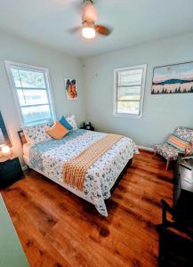 Ένα ή περισσότερα κρεβάτια σε δωμάτιο στο 2 BR Quaint Private Bungalow NR Downtown & Beaches