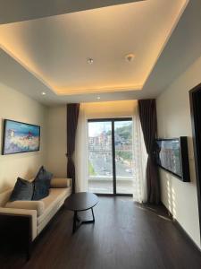 TV a/nebo společenská místnost v ubytování Căn hộ 2 PN, Phù hợp gia đình, gần biển, View chéo biển, vòng quay MT The Sapphire 2 Hạ Long
