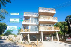 edifício aominium com os nomes de suas ruas em Comfy Sloth guest studio suite condo em Roatan