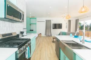 A cozinha ou kitchenette de Comfy Sloth guest studio suite condo