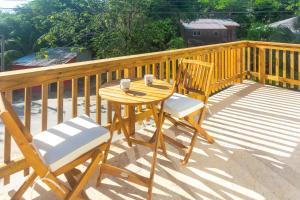 Uma varanda ou terraço em Comfy Sloth guest studio suite condo