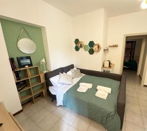 Un dormitorio con una cama con toallas. en Nido sul Trasimeno, en San Feliciano