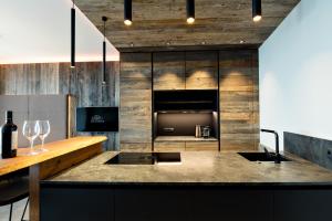 A kitchen or kitchenette at Das luxuriöse alpine Apartment in der Residenz Silvretta - Inklusive Silvretta Card Premium
