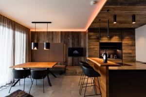 A kitchen or kitchenette at Das luxuriöse alpine Apartment in der Residenz Silvretta - Inklusive Silvretta Card Premium