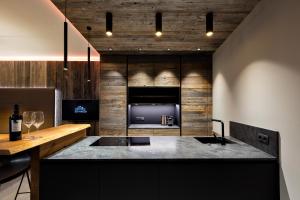 A kitchen or kitchenette at Das luxuriöse alpine Apartment in der Residenz Silvretta - Inklusive Silvretta Card Premium