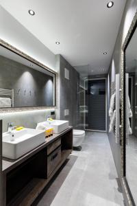 A bathroom at Das luxuriöse alpine Apartment in der Residenz Silvretta - Inklusive Silvretta Card Premium Még 35 kép