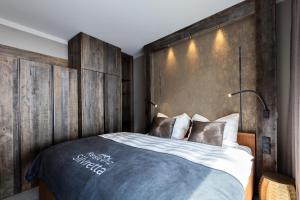 A bed or beds in a room at Das luxuriöse alpine Apartment in der Residenz Silvretta - Inklusive Silvretta Card Premium