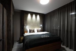 A bed or beds in a room at Das luxuriöse alpine Apartment in der Residenz Silvretta - Inklusive Silvretta Card Premium