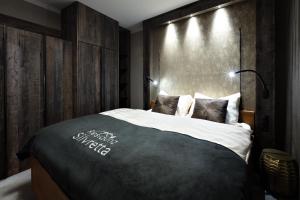 A bed or beds in a room at Das luxuriöse alpine Apartment in der Residenz Silvretta - Inklusive Silvretta Card Premium
