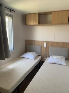 Postel nebo postele na pokoji v ubytování mobil home 200 m de la mer