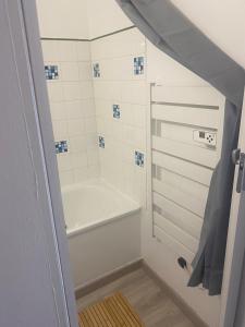Ένα μπάνιο στο Appartement Valberg