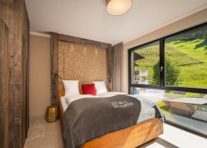 A bed or beds in a room at Das luxuriöse alpine Apartment in der Residenz Silvretta - Inklusive Silvretta Card Premium