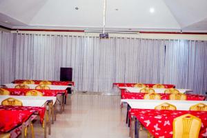 Μια τηλεόραση ή/και κέντρο ψυχαγωγίας στο Forever Hotel and Suites