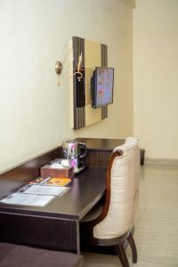 Μια τηλεόραση ή/και κέντρο ψυχαγωγίας στο Forever Hotel and Suites