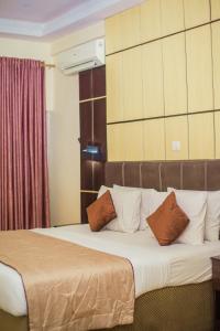 Ένα ή περισσότερα κρεβάτια σε δωμάτιο στο Forever Hotel and Suites