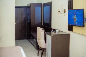 Μια τηλεόραση ή/και κέντρο ψυχαγωγίας στο Forever Hotel and Suites