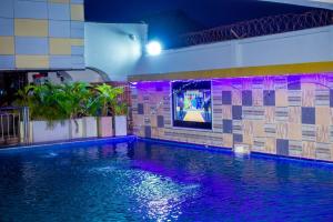 Πισίνα στο ή κοντά στο Forever Hotel and Suites