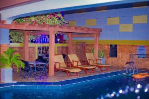 Πισίνα στο ή κοντά στο Forever Hotel and Suites