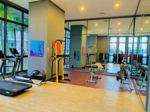 Fitness centrum a/nebo fitness zařízení v ubytování KLCC The Mews Luxury suites Malaysia