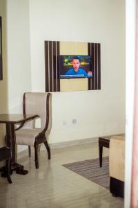 Μια τηλεόραση ή/και κέντρο ψυχαγωγίας στο Forever Hotel and Suites