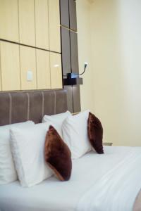 Ένα ή περισσότερα κρεβάτια σε δωμάτιο στο Forever Hotel and Suites