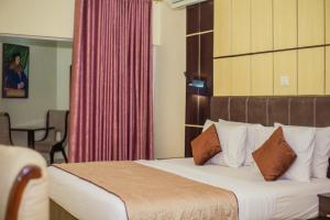 Ένα ή περισσότερα κρεβάτια σε δωμάτιο στο Forever Hotel and Suites