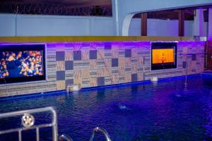 Πισίνα στο ή κοντά στο Forever Hotel and Suites