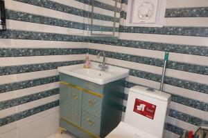 卡绍利Heritage homestays的带水槽和马桶的浴室