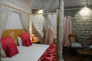 卡绍利Heritage homestays的卧室里有一张带红色枕头的床 更多4张照片