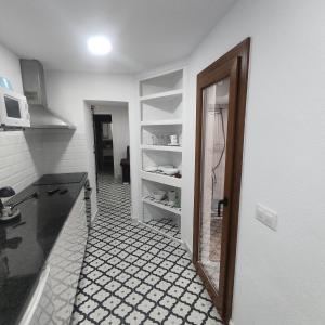 Una habitación con cocina con ducha y puerta. en Estudio en Blanes, en Blanes