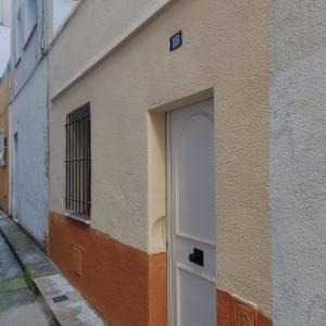 una puerta en el lateral de un edificio en Estudio en Blanes, en Blanes