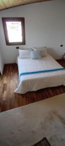 une chambre avec un grand lit blanc avec une fenêtre dans l'établissement Elira House, à Rrashbull 15 autres photos