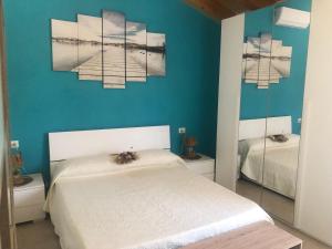 a bedroom with a white bed and a mirror at Villa Corradina in Siracusa +35 photos