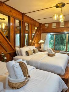Postel nebo postele na pokoji v ubytování บ้านต้นไม้ The Tree House ณคอนศรี ใกล้วัดเจดีย์ ไอ้ไข่