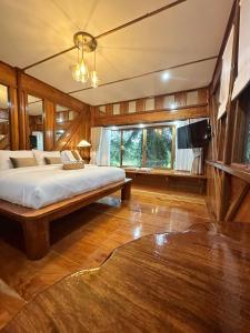 Postel nebo postele na pokoji v ubytování บ้านต้นไม้ The Tree House ณคอนศรี ใกล้วัดเจดีย์ ไอ้ไข่ + 10 fotografií
