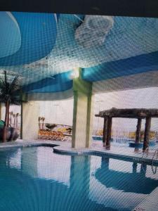 una gran piscina en un edificio con techo azul en Towers On The Grove, en Myrtle Beach