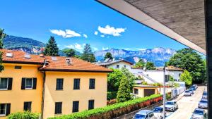 a view of a street with houses and cars at PARCHEGGIO GRATUITO ZONA OSPEDALE panoramico, tranquillo, nel verde in Trento