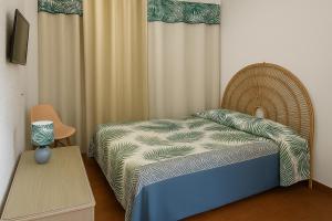 Tempat tidur dalam kamar di Villa Schœlcher, vue sur mer a 3 min à pied, avec piscine