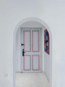 马拉喀什Luxury Apartment with Pool Large Terrace & Balconies in Hivernage Marrakech的一间白色墙壁房间内的门